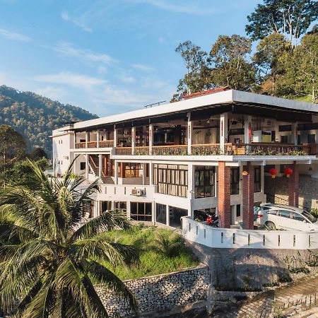 Ellin Forest Karaoke & Pool Resort Bukit Tinggi Bentong Exterior photo