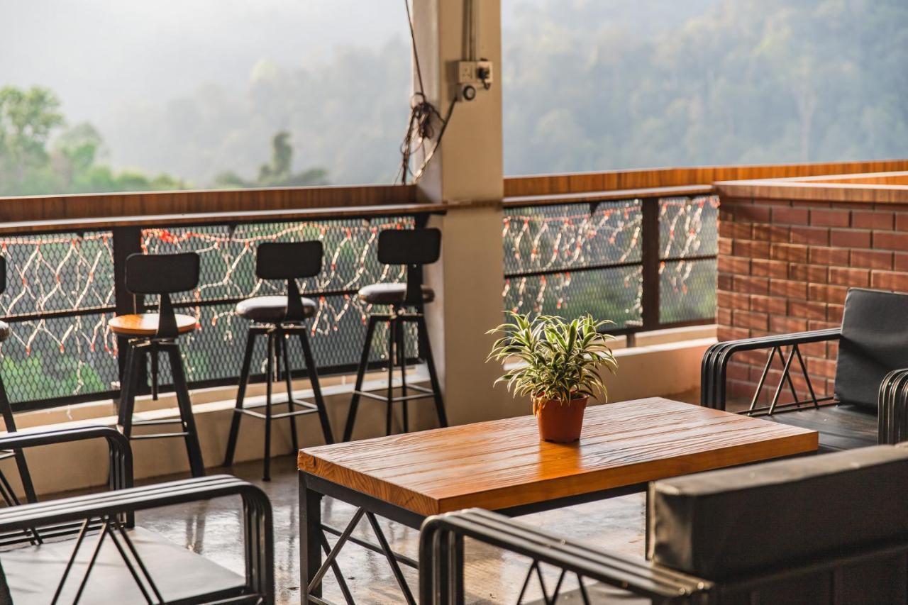 Ellin Forest Karaoke & Pool Resort Bukit Tinggi Bentong Exterior photo