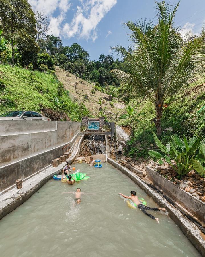 Ellin Forest Karaoke & Pool Resort Bukit Tinggi Bentong Exterior photo
